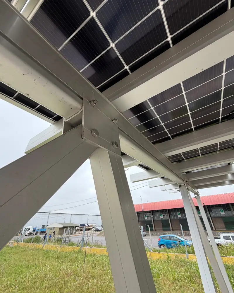 Detalle de unión de estructura de aluminio de carport