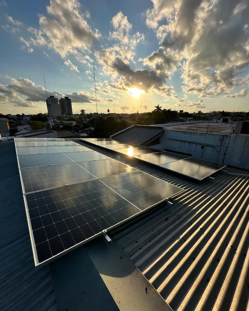 Paneles solares sobre estructura coplanar en techo de chapa